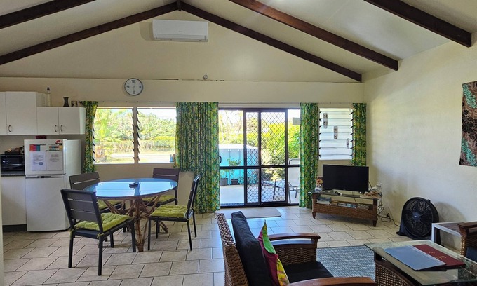 Ngatangiia Cottage | Mango Cottage with AC, Unlimited Wifi, Plunged pool