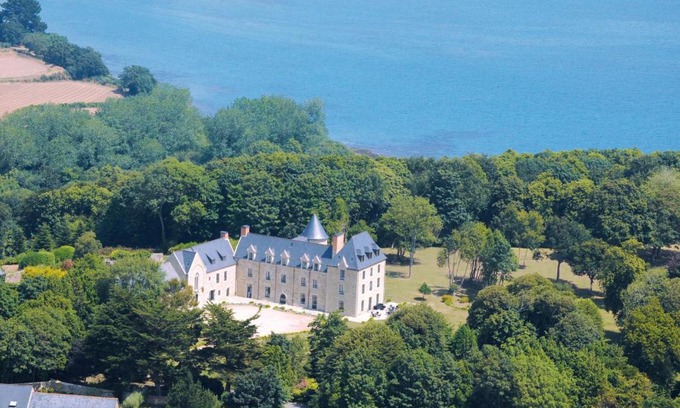 Plougrescant Hotel | Manoir de Kergrec'h