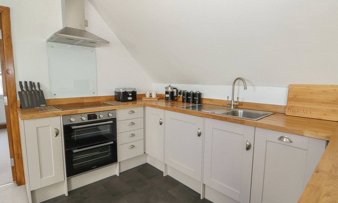 Wisbech Cottage | MANOR BARN, romantic, luxury holiday cottage, with a garden in Upwell