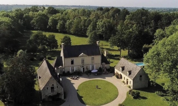 Longrayez Cottage | Manor in Normandy near Bayeux, D-Day beaches, and Mont Saint Michel. Heated pool