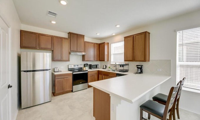 Manor House | Manor Vacation Rental with Yard 17 Mi to Austin!