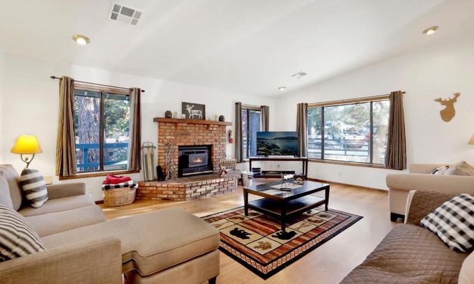 Big Bear Ski Chalet | Maple Leaf Retreat- Spacious Family Chalet