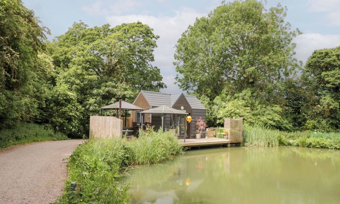 Middleton Cheney Cottage | MAPLE LODGE AT BRIDGE LAKE FARM & FISHERY in Chacombe
