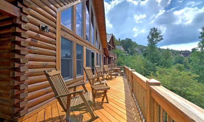 Wolf Laurel Cabin | Margaritaville | Tiki Bar, Views, Game Room + Biltmore Pass by Hatley Pointe