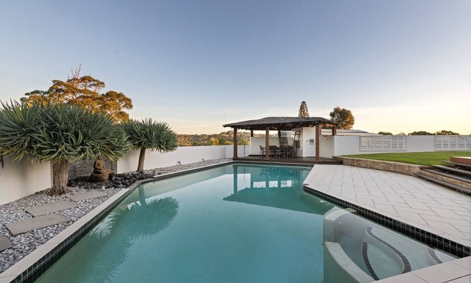 Maroochydore House | Maroochydore 5-Bed Retreat with Pergola & Bar