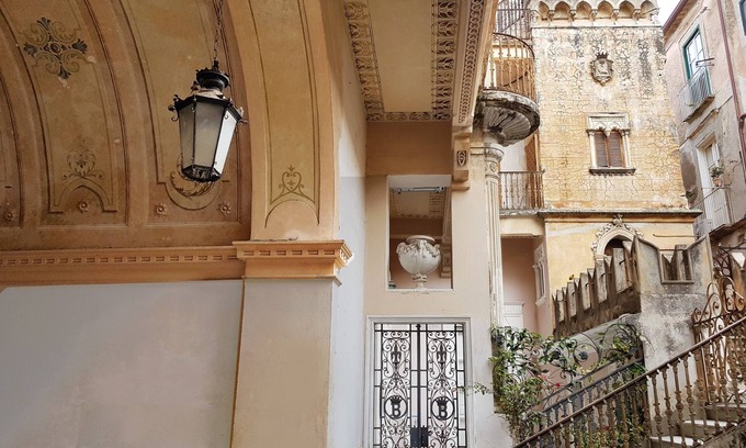 Tropea Apartment | Maruska, centre, 5 min walk to beach, inside palazzo 1700, wi fi.