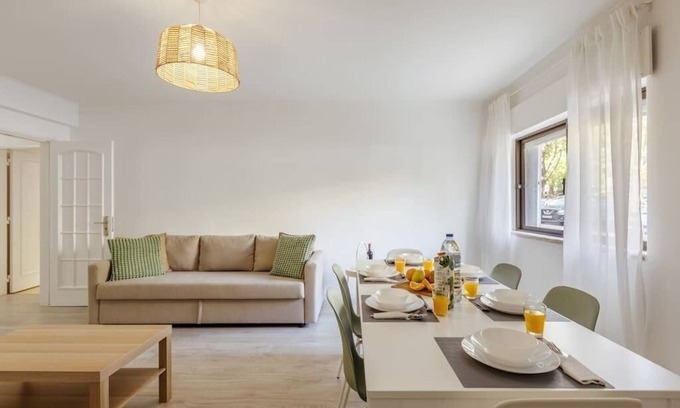 Massama Apartment | Massamá 26/free park on premises/smart TV