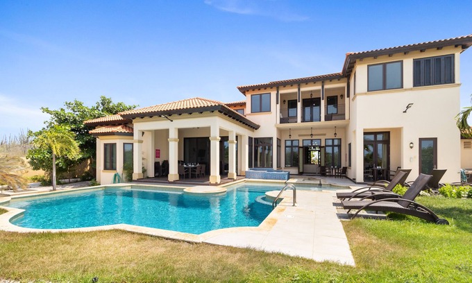 Malmok Villa | Massive pool villa with golf course and ocean views
