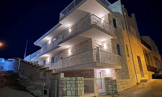Cava dʼAliga Apartment | MAVI apartment 2 MIN WALKING DISTAN from the SEA, terrace with sea view.IDROMASS