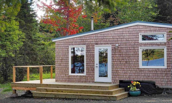 Glenville Cabin | Mayfly Tiny House on fresh water Lake Ainslie 12 min distant to Inverness beach