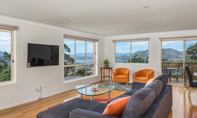 West Moonah House | Mayhill Views space and style