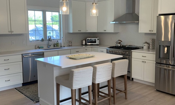 Bonnet Shores House | Maywood Bonnet Rails