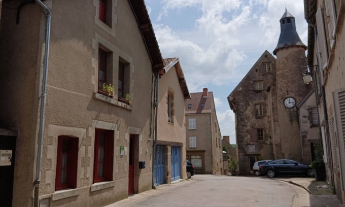Saint-Benoit-du-Sault Cottage | Medieval house in Berry with private courtyard and all-inclusive