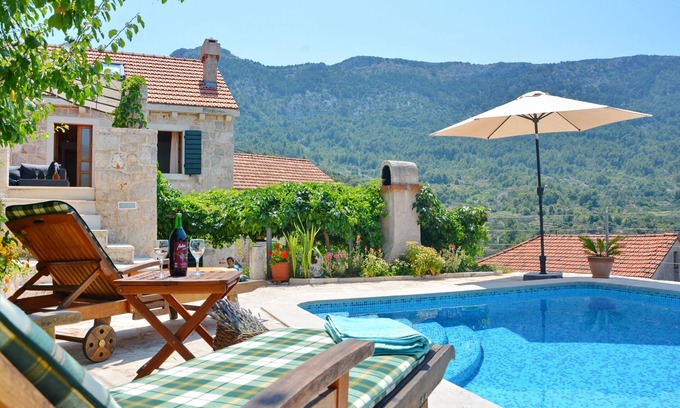 Vrisnik Villa | Mediterranean Villa with Pool and Game room