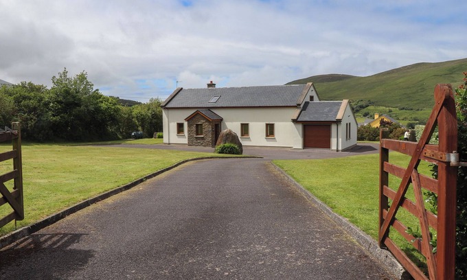 Glenbeigh Cottage | MEENTEOG, family friendly, with open fire in Glenbeigh, County Kerry