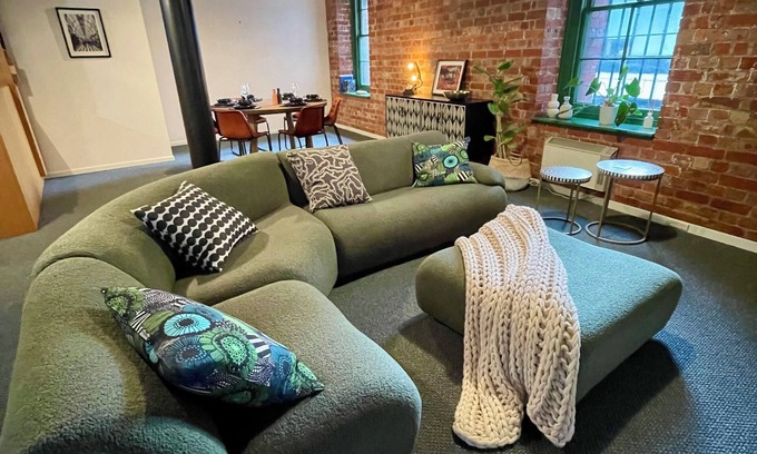 Southbank Apartment | Melbourne Riverside Retreat with Pool. Central Location. Family-Friendly.