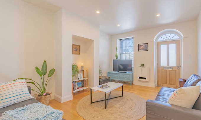 Hobart Central Business District House | MELVINGTON BOUTIQUE APARTMENT. STROLL TO TOWN (Discount Car Hire)