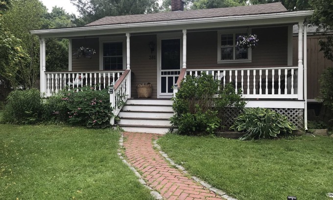 Middletown Cottage | Memorable Cottage near Third Beach & Satchuset Pt. Reserve