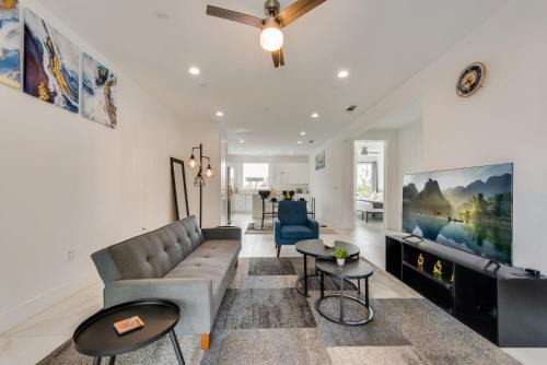 Downtown Dallas Apartment | Metro View 2BR I Parking I King Bed I Workspace