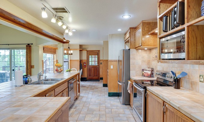 Mi-Wuk Village Cottage | Mi-wuk Village Vacation Rental w/Multi-level Deck