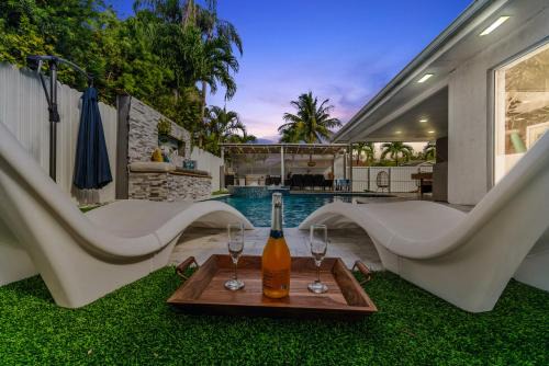Three Lakes House | Miami Luxury House W Heated pool & Jacuzzi