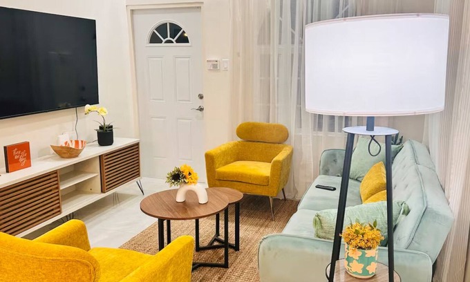 Discovery Bay Cottage | Mid-Century Modern Charm