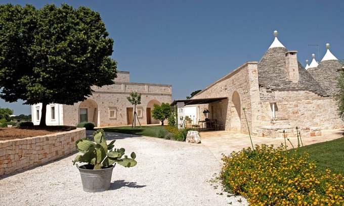 Cisternino House | Middle trulli, ancient stone house