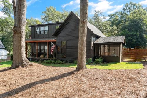 Covington House | Midnight Sanctuary at Mystic Falls - 3 Bedrooms and 2 Bathrooms 1 Mile from Clocktower, Mystic Grill and the Square