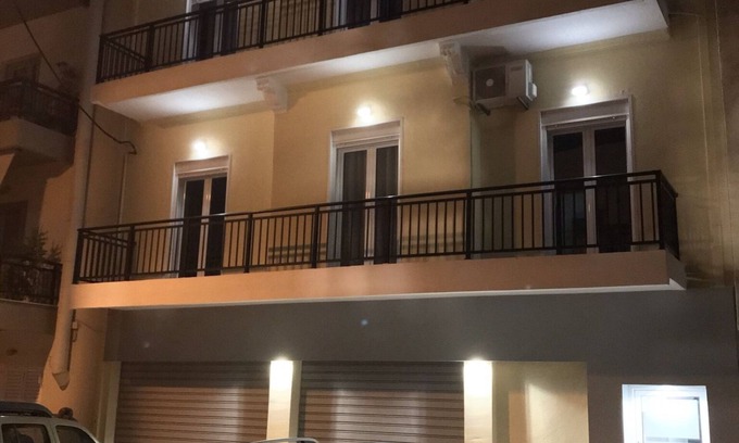 Nea Alikarnassos House | Midway Point Apts