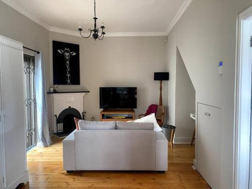 Claremont Apartment | Milner Cottage: Digital Nomad Oasis
