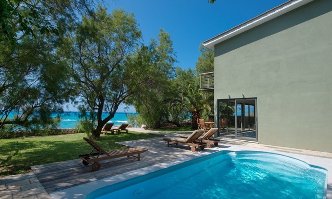 Agios Nikitas Villa | MILOS BAY VILLAS- LUXURY PRIVATE VILLA ON THE BEACH!