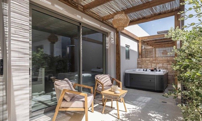 Daratsos Hotel | Minimal Hideaway with Jacuzzi