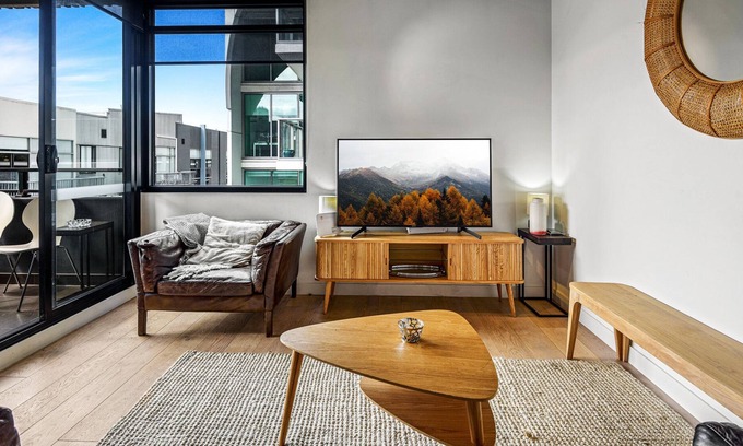 Prahran Apartment | Minimalistic Prahran Apartment with Balcony