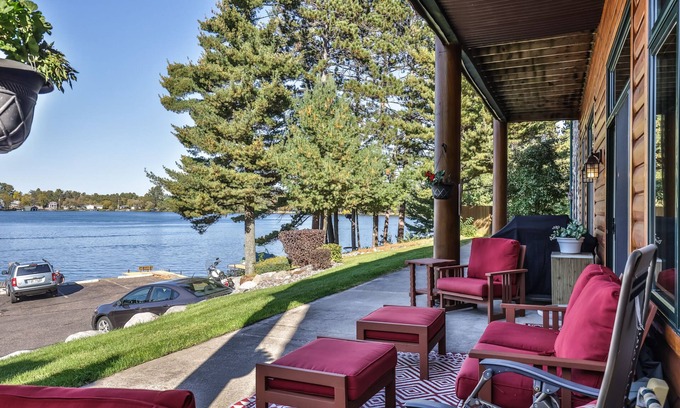 Minocqua Condo | Minocqua Lake Condo! Walk 2 Downtown! Fall Weekends Open! Dock available!