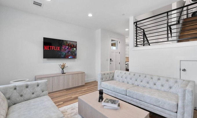 University Hills and Windsor Park House | Mins to Downtown/Formula 1/ACL
