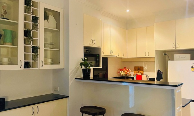 Prahran House | Minutes drive or Walk to scenic Melbourne beaches or bars and restaurants