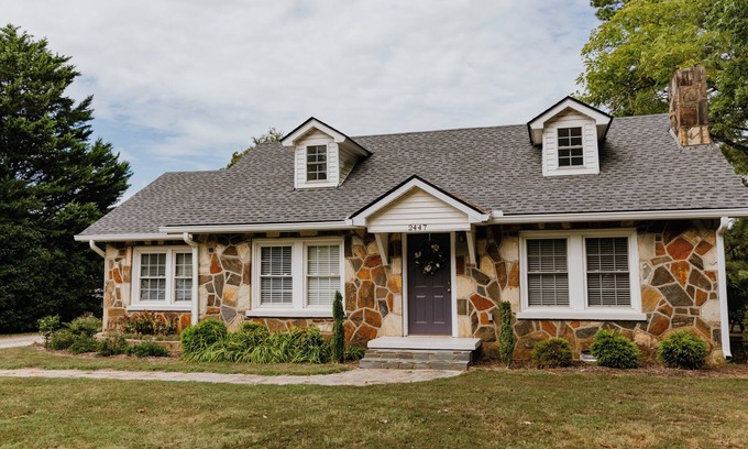 Central House | Minutes from downtown Clemson and boat landings on Kewoee and Hartwell