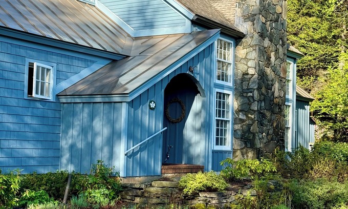 West Dover House | Minutes from Mt. Snow & Wilmington! Indoor spa, sauna, fitness room & billiards!