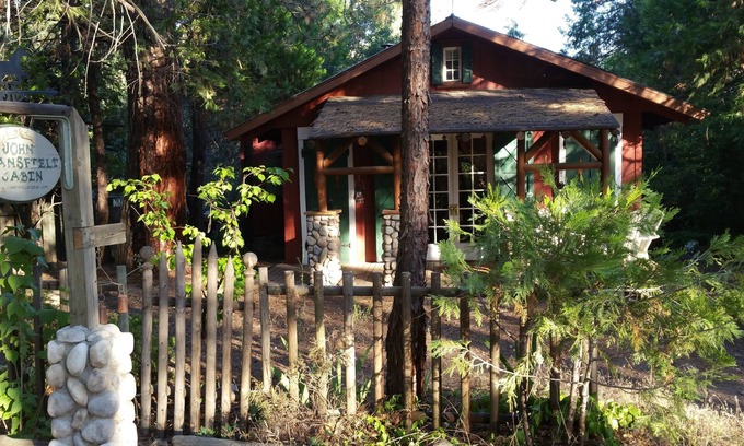 Pinehurst Cabin | Minutes to Sequoia & Kings Canyon Natl Parks with Wi-Fi, and No Cleaning Fee.