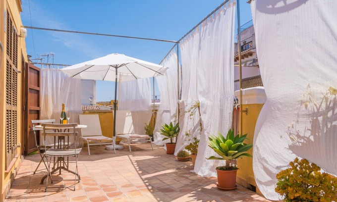 Old Town House | MIRACLET - ADULTS ONLY - Townhouse with beautiful terrace and parking in the centre of Pal