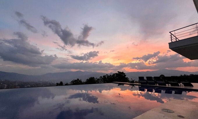 Medellin House | Mirador - Great view, endless pool, and Jacussi - 10 minutes to Medellin.