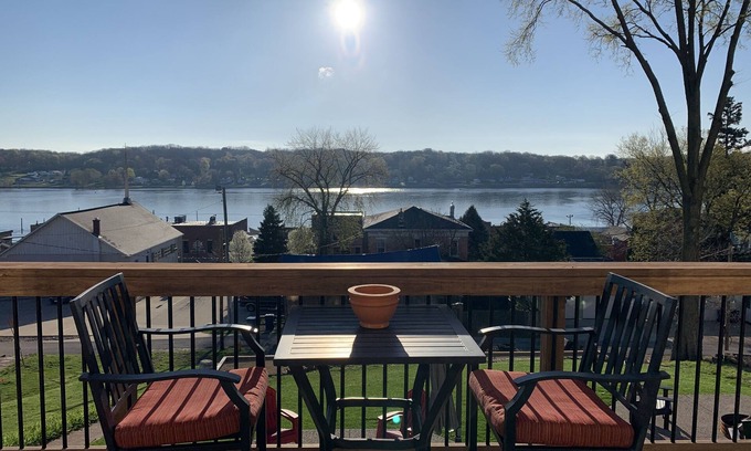 Le Claire House | Mississippi River Views and Downtown LeClaire all in one!