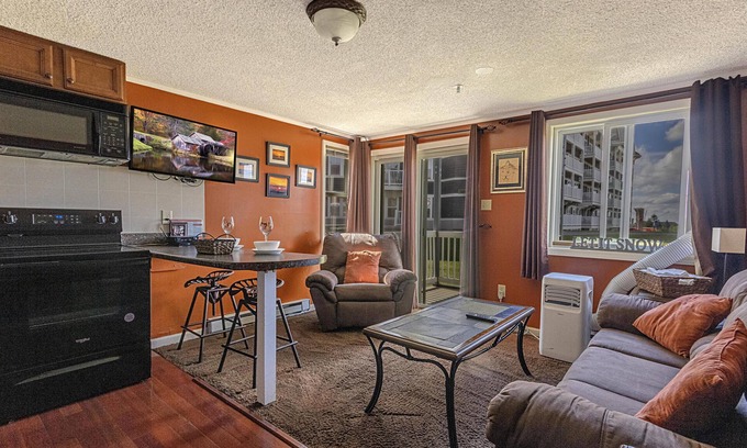 Snowshoe Condo | ML 110 - Appealing bike-in/out summer getaway! Minutes to bike trails!