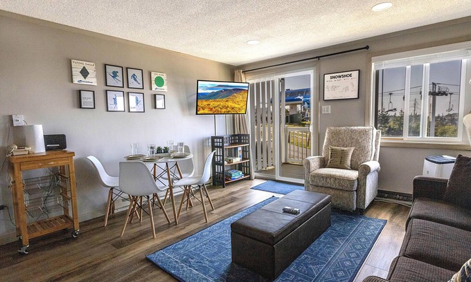 Snowshoe Condo | ML 142: Alluring Winter Nest w/Cozy Vibes & Easy Slope Access