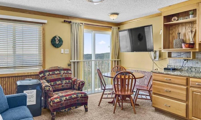 Snowshoe Apartment | ML358 Calm And Comfortable Quick Access To Trails WiFi Parking