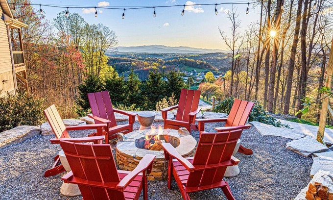 Candler House | Mntn & Asheville Views! Movie Theater! Game Rm! Hot Tub! Fire Pit! Pets Welcome!