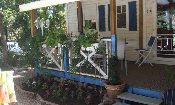 Puget-sur-Argens House | Mobile Home 'Topaze' with Shared Pool, Wi-Fi and Air Conditioning