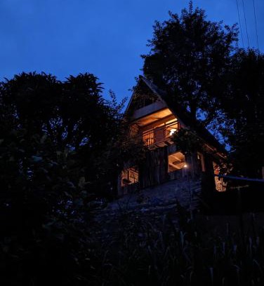 Geyzing House | Mochileros Cherry Tree House