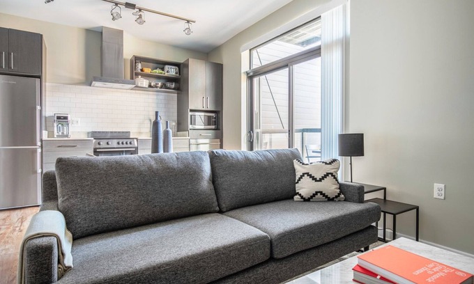 Mount Vernon Triangle Apartment | Mod Mount Vernon 1BR w/Gym, Rooftop, nr. Restaurants, by Blueground
