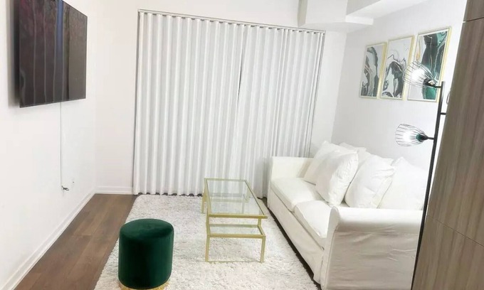 Henry Farm Condo | Modern 1+1 Condo Suite in Toronto + Free Parking!